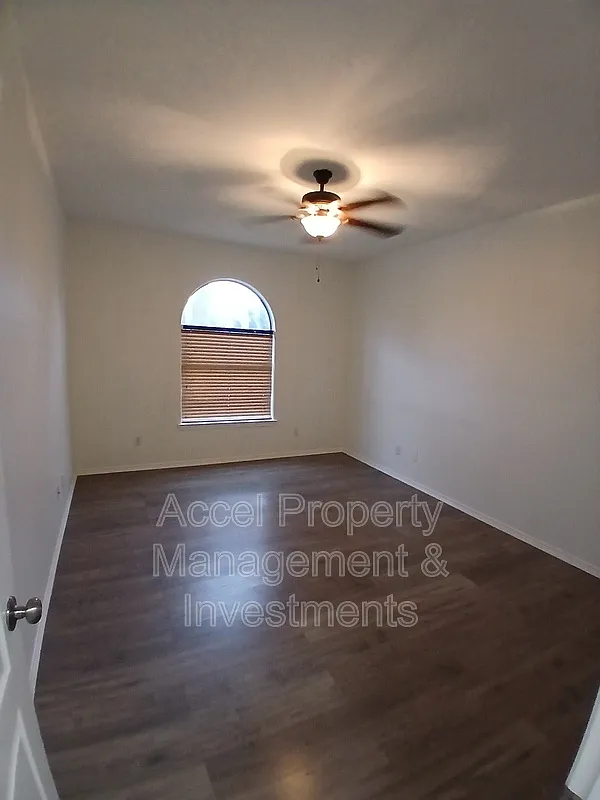 5 bed, 4.0 bath, 2715 sqft, $1,850 — Photo 4