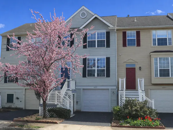 46695 Sandalwood Sq, Sterling, VA 20164