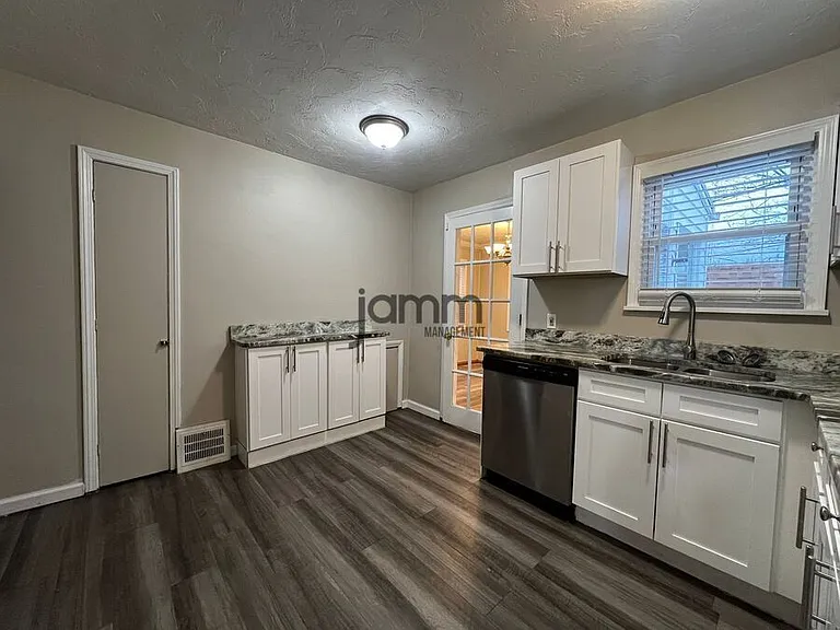 18713 Waterbury Ave — Photo 14