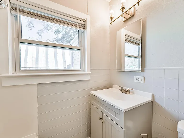 1021 Maple St — Photo 12