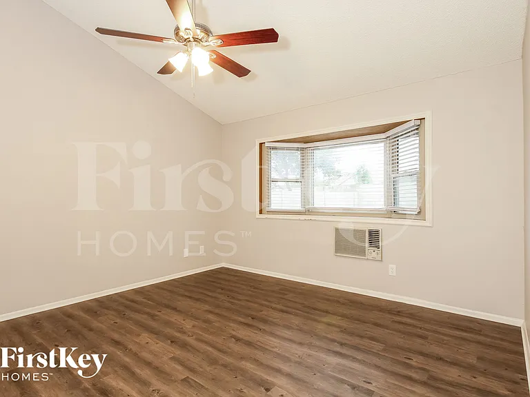13269 N 56th Ave — Photo 9