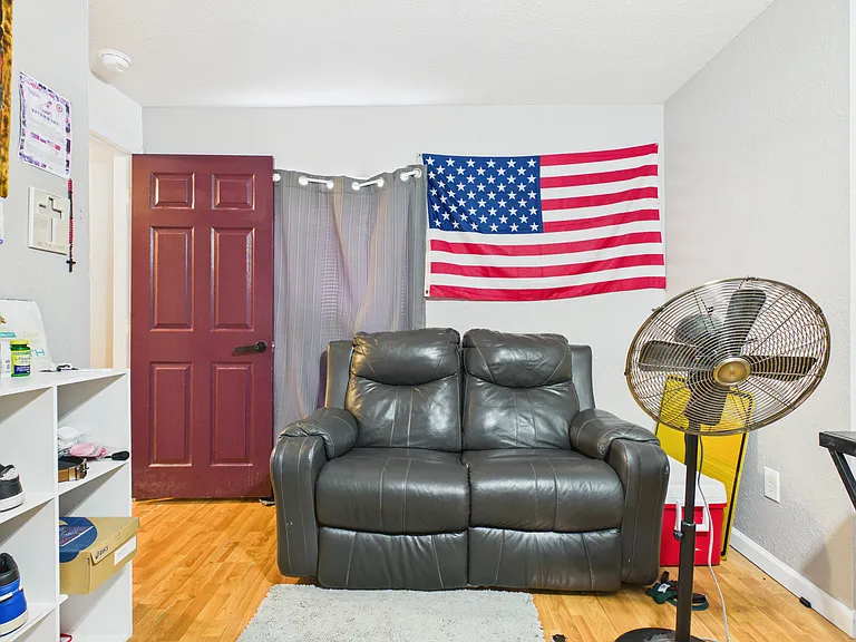 323 Jackson St — Photo 38