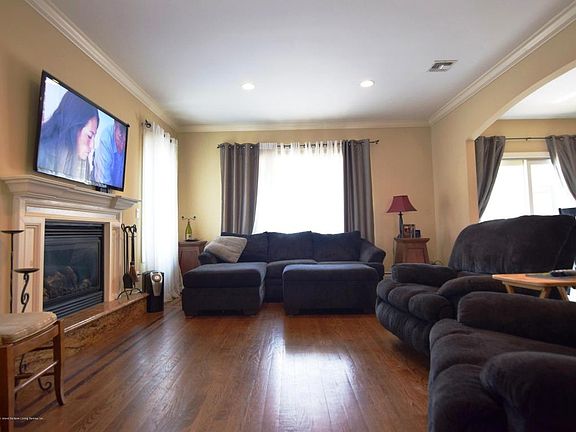 4th image of 672 Edgegrove Ave