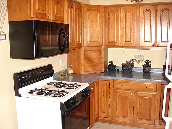 3rd image of 902 W Hill Ave