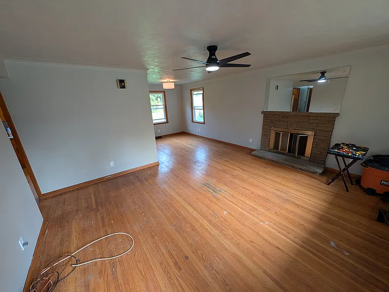 692 Cayuga Dr — Photo 2