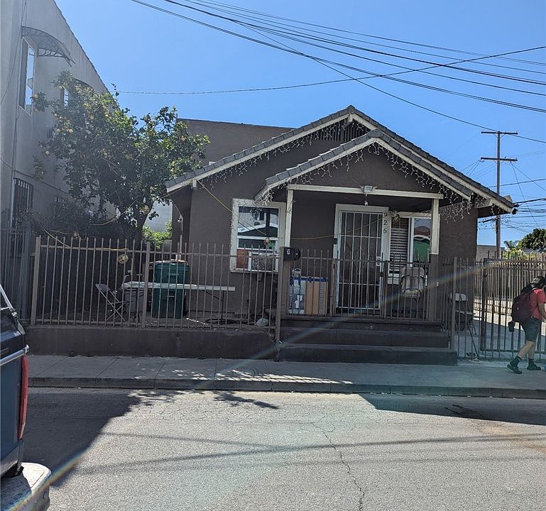 1st image of 926 E 11th St