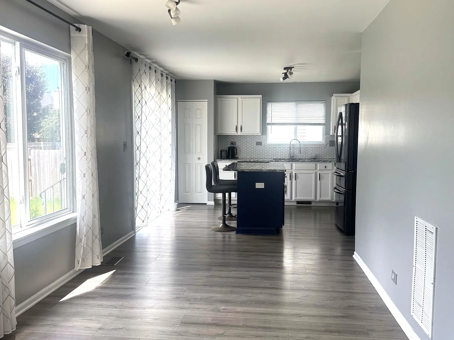5 bed, 3.5 bath, 2500 sqft, $4,650 — Photo 3