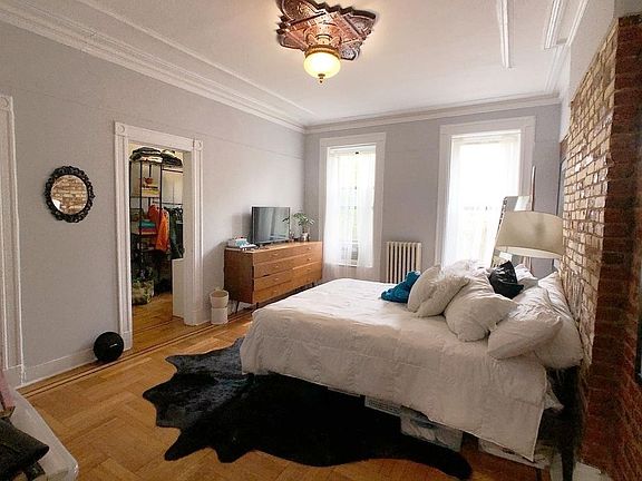 3rd image of 484 Willoughby Ave APT 3
