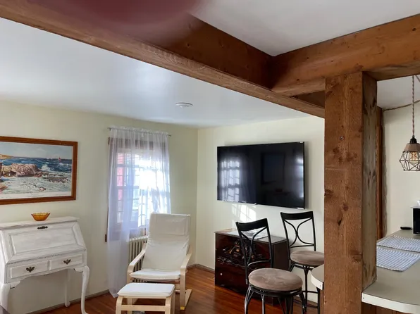 28 Byrnes St #1, Newport, RI 02840