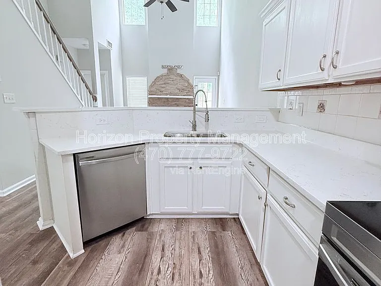 51 Hampton Dr — Photo 4