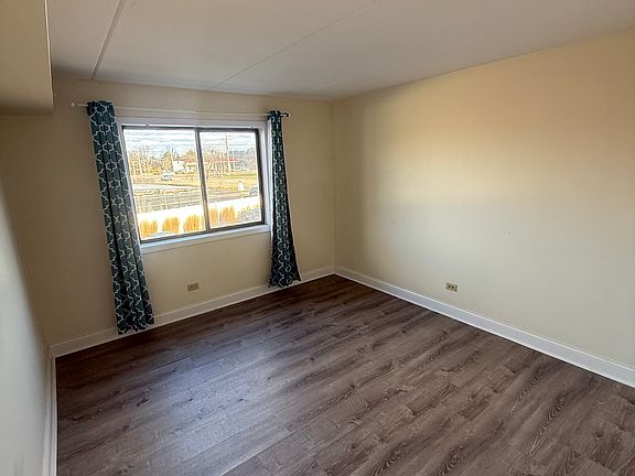5th image of 5402 Chateau Dr #3