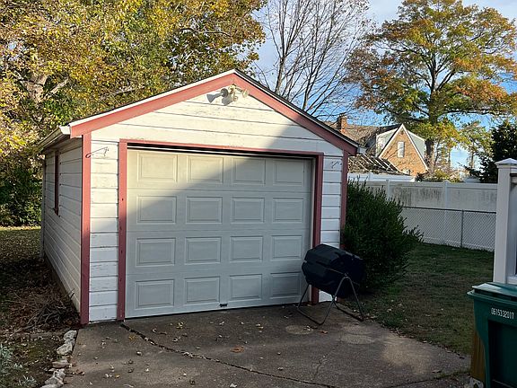 5th image of 2612 Melvin Ave