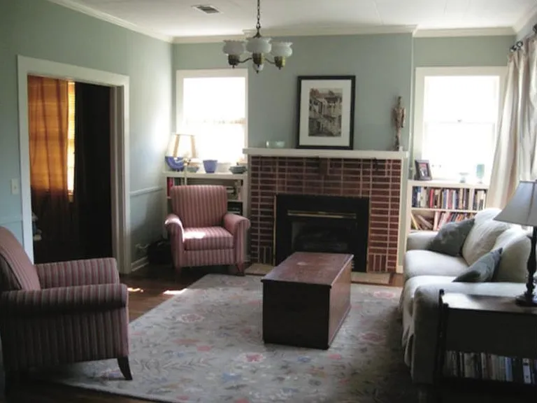 Living room with 9' ceilings and gas fireplace