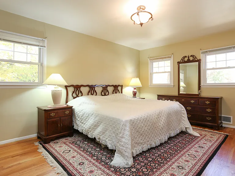 7 Susan Ct — Photo 12
