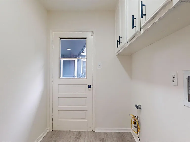 811 Devonport Ln — Photo 11