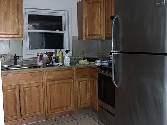 4th image of 2071 Lacombe Ave