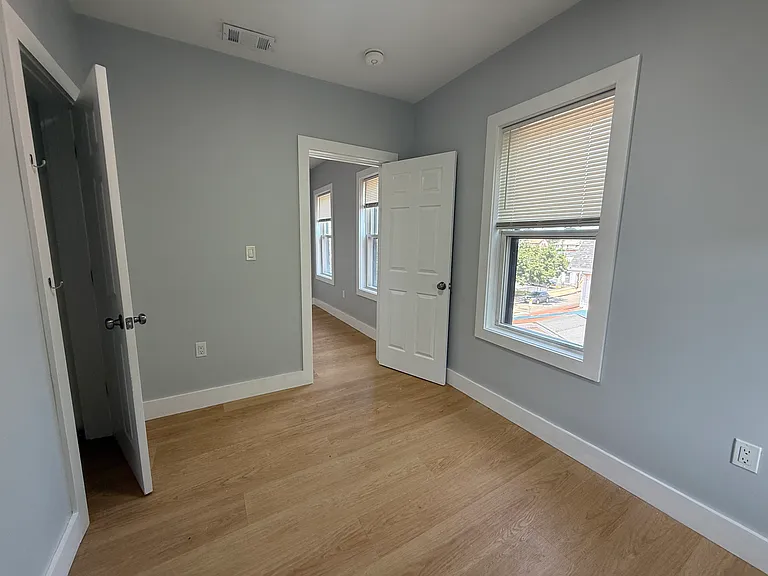 566 Shirley St #5 — Photo 10