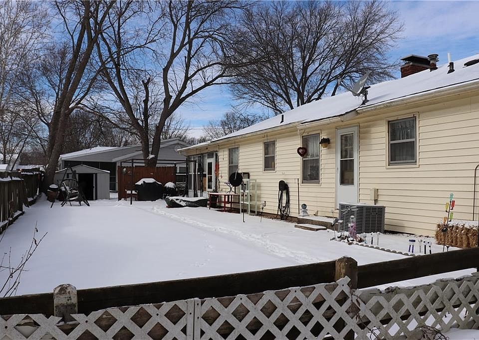 2nd image of 902 W Woodlawn Ave