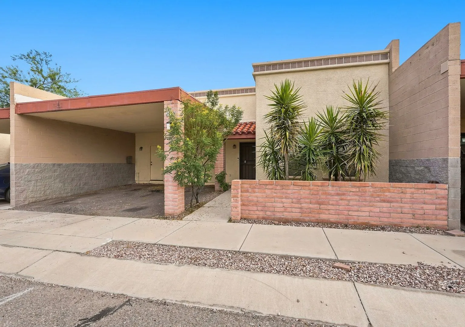 Spacious 3BR/2BA West Tucson Home | Open-Concept Living & Carpet-Free Interior — Photo 2