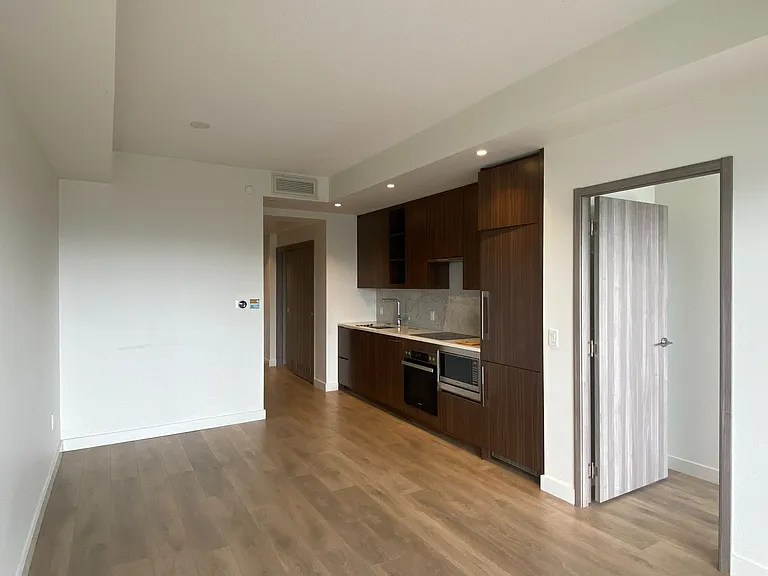 95 McMahon Dr #903 — Photo 3