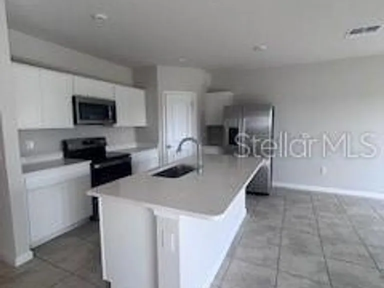 1105 Lexington Ln — Photo 4