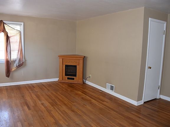 3rd image of 1403 E Lacrosse Ave