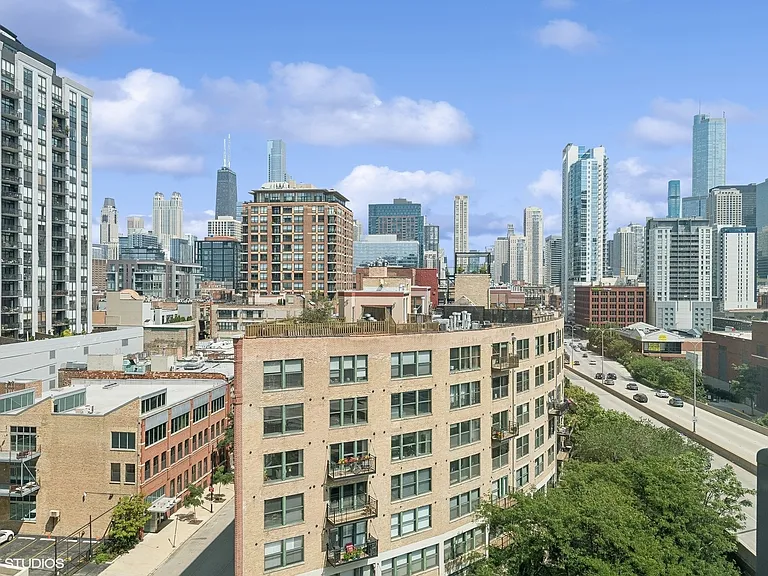 600 N Kingsbury St #1004 — Photo 2