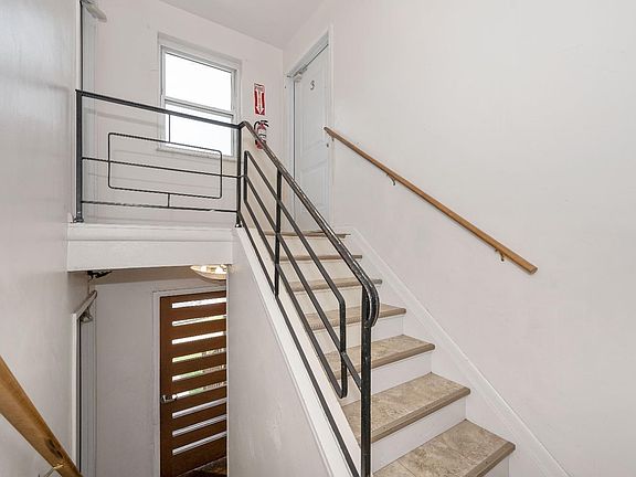 3rd image of 1010 Winfield Ave