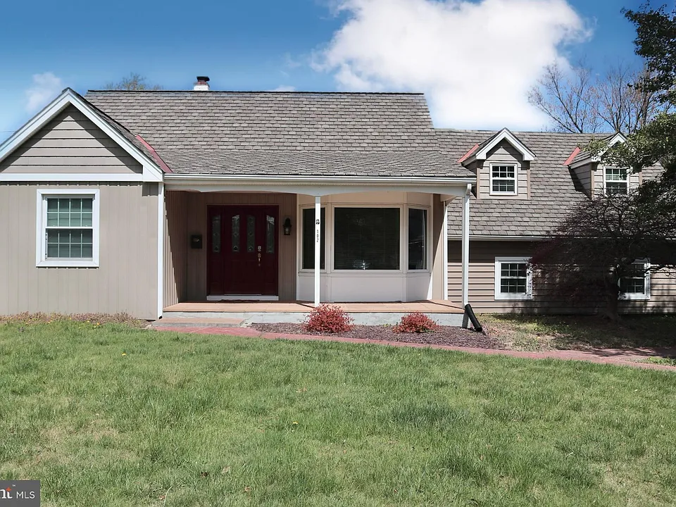 102 E Main St