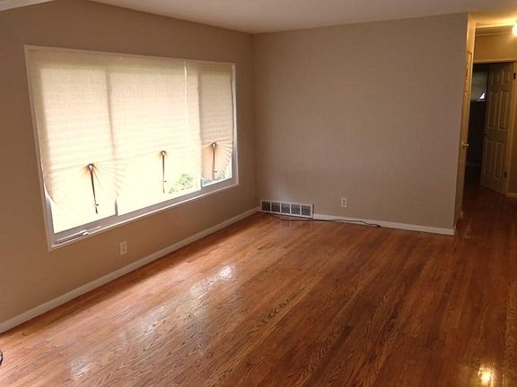 3rd image of 10009 Lakemoor Dr