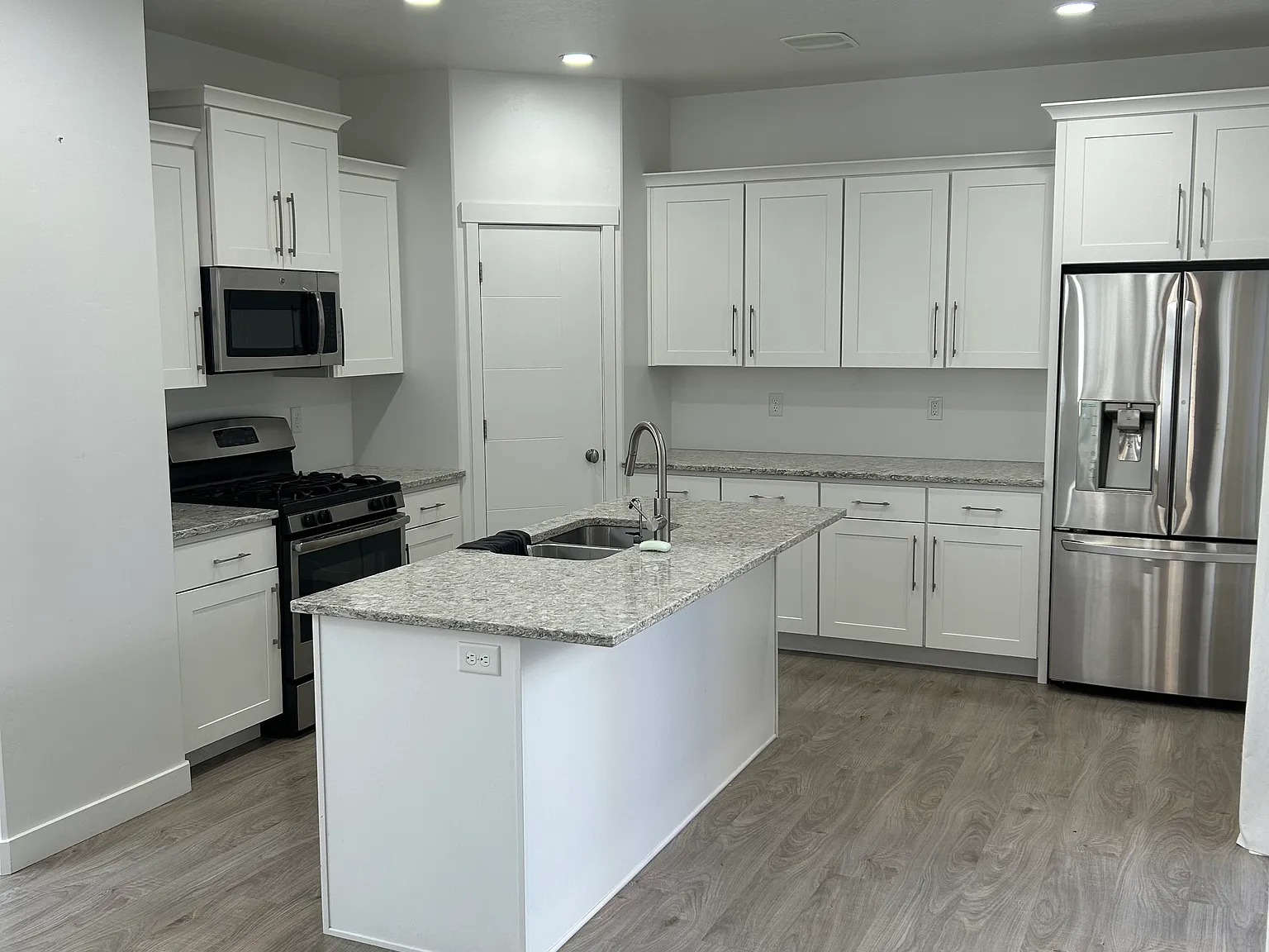 3 bed, 2.5 bath, 1663 sqft, $2,700 — Photo 2
