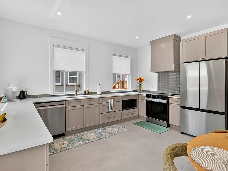 545 E Henry Ln — Photo 17