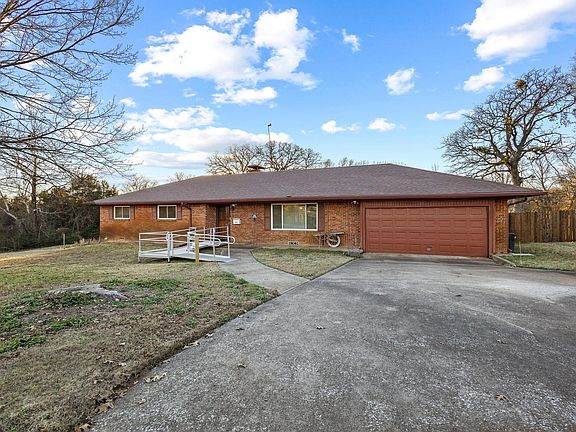 2nd image of 1701 S Lillis Ln