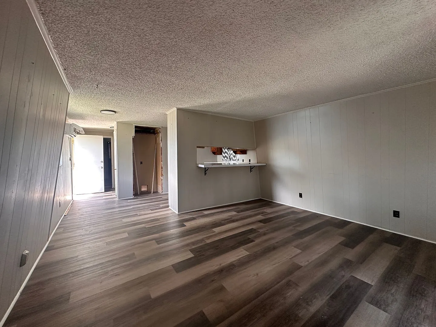 Updated 1 Bed 1 Bath Mobile Home — Photo 2