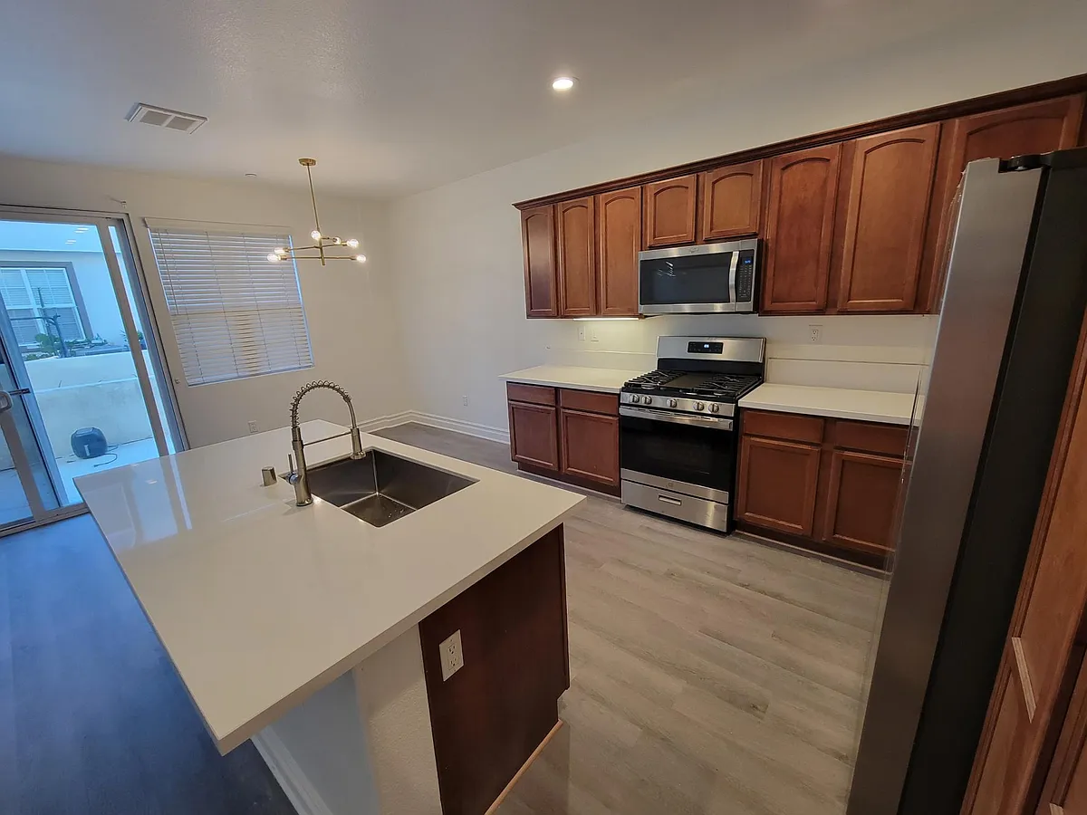 Building Photo - 305 Island Way #2