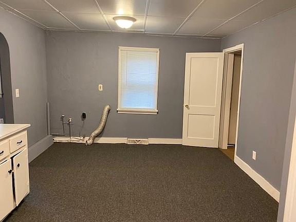 5th image of 221 Steele St