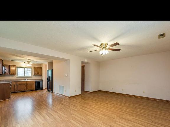 4th image of 223 Farmington Trl