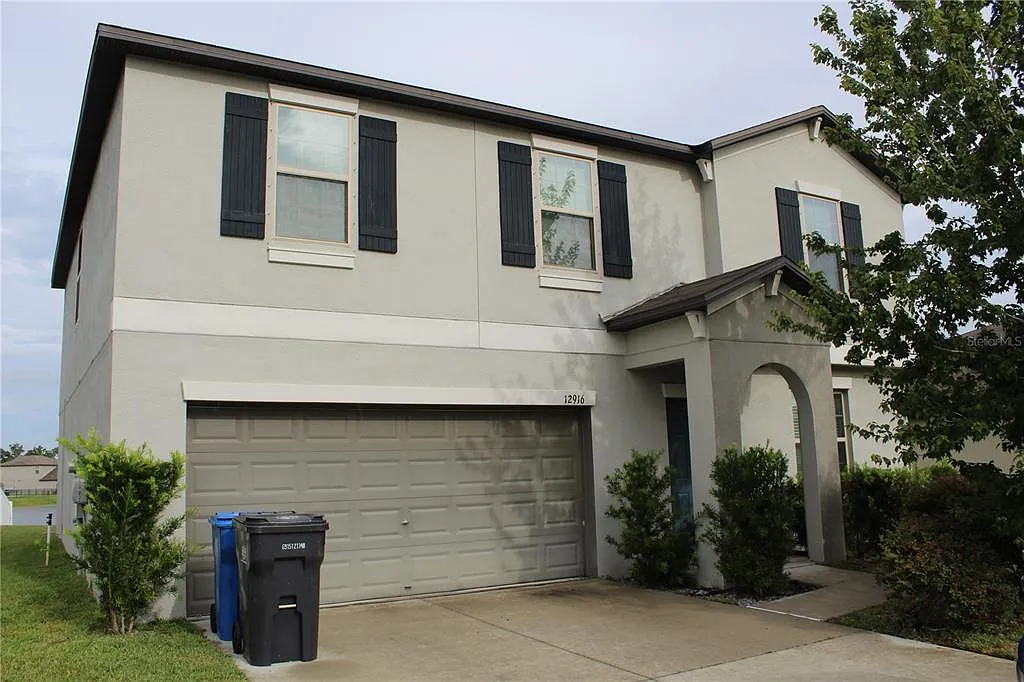4 bed, 2.5 bath, 2635 sqft, $3,000 — Photo 1