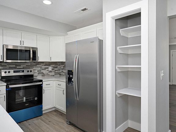 5th image of 22 Lakeshore Dr #A