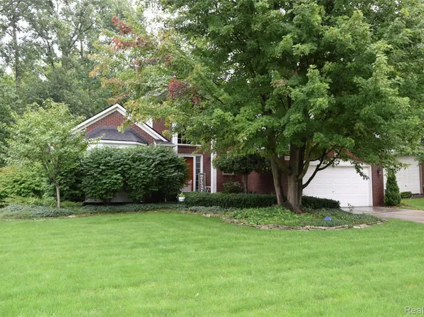 5311 Sandalwood Ct, Grand Blanc, MI 48439