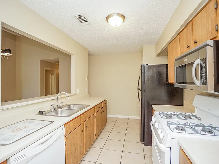 20143 Beechview Ln — Photo 15