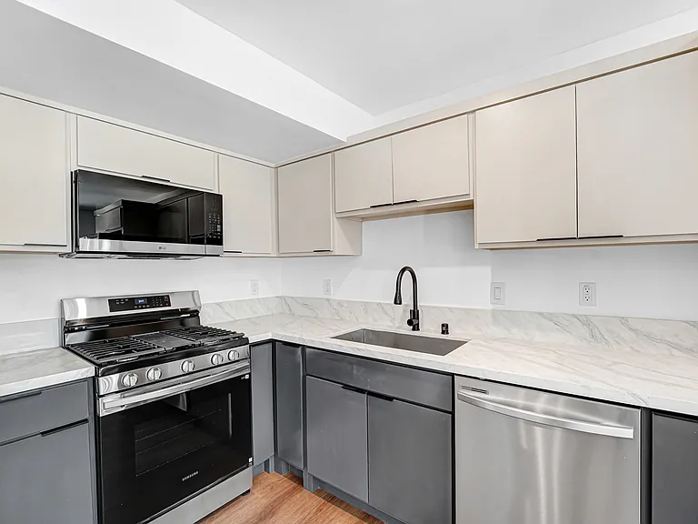 356 1/2 N Chicago St — Photo 12