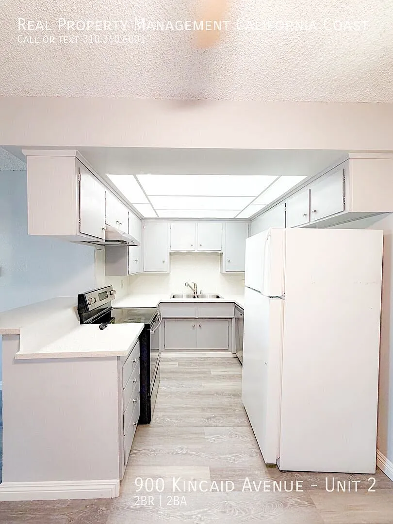 Gorgeous 2 Bed 1.5 Ba Townhouse w/In-Unit Laundry+2 Car Garage — Photo 3