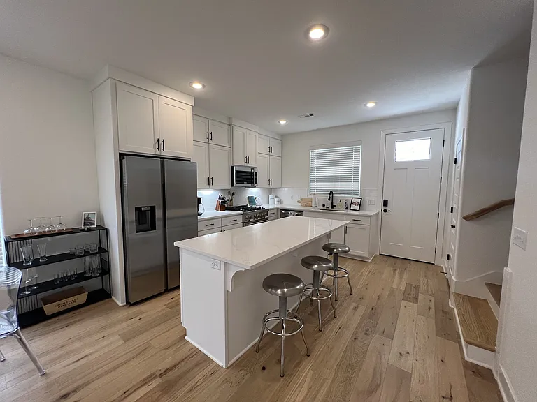 1326 Van Buren Ave — Photo 3