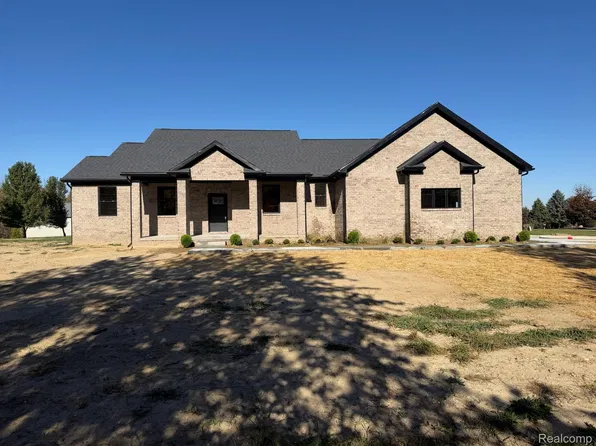 4104 Carriage Hill Dr, Metamora, MI 48455