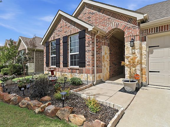 2nd image of 525 Yellowstone Dr