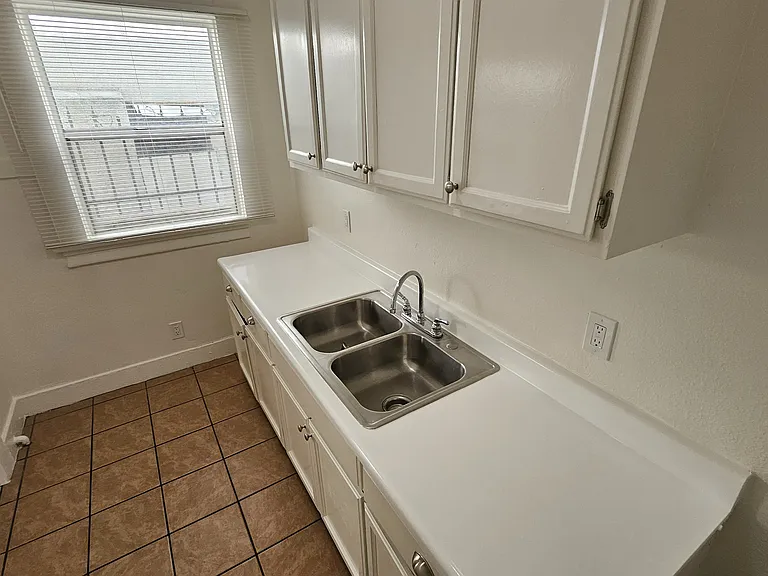 743 S Burlington Ave #4 — Photo 10