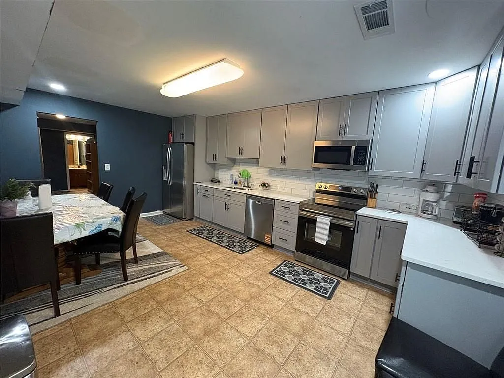 2 bed, 1.0 bath, 2068 sqft, $1,800 — Photo 3