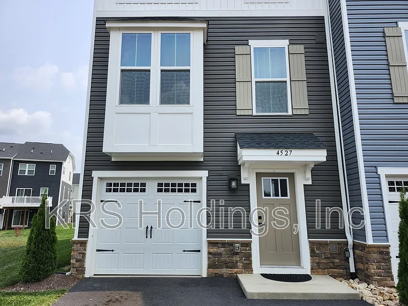 4 bed, 3.5 bath, 1758 sqft, $2,095 — Photo 2