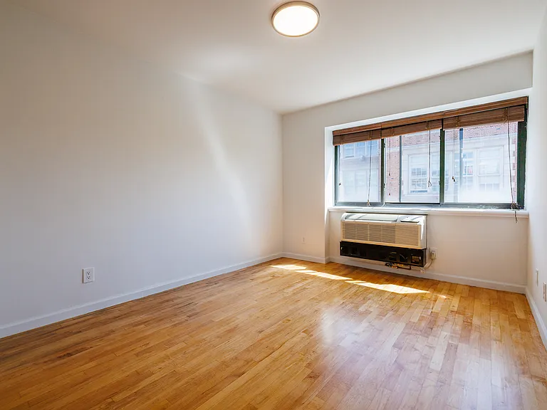 421 E 12th St #10 — Photo 5